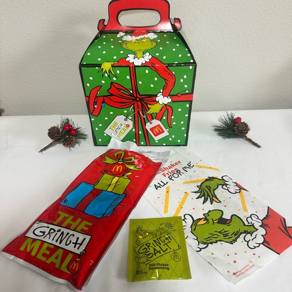 McDonald's Accessories - McDonald's Adult Happy Meal
Grinch Socks ~ in original sealed mystery bag.